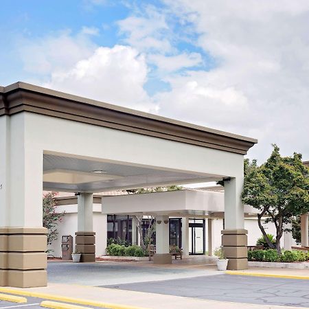 Days Inn By Wyndham Montgomery Near Aum 外观 照片