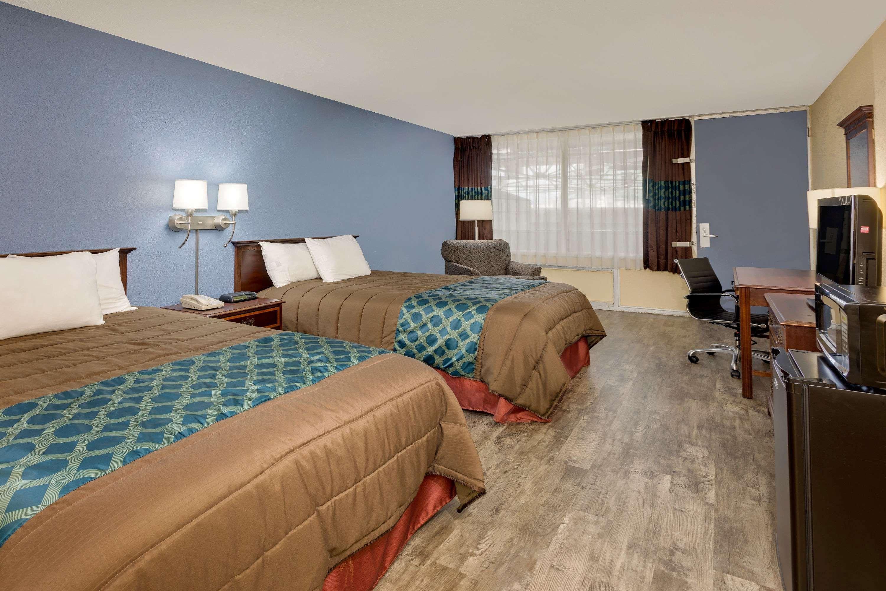 Days Inn By Wyndham Montgomery Near Aum 外观 照片