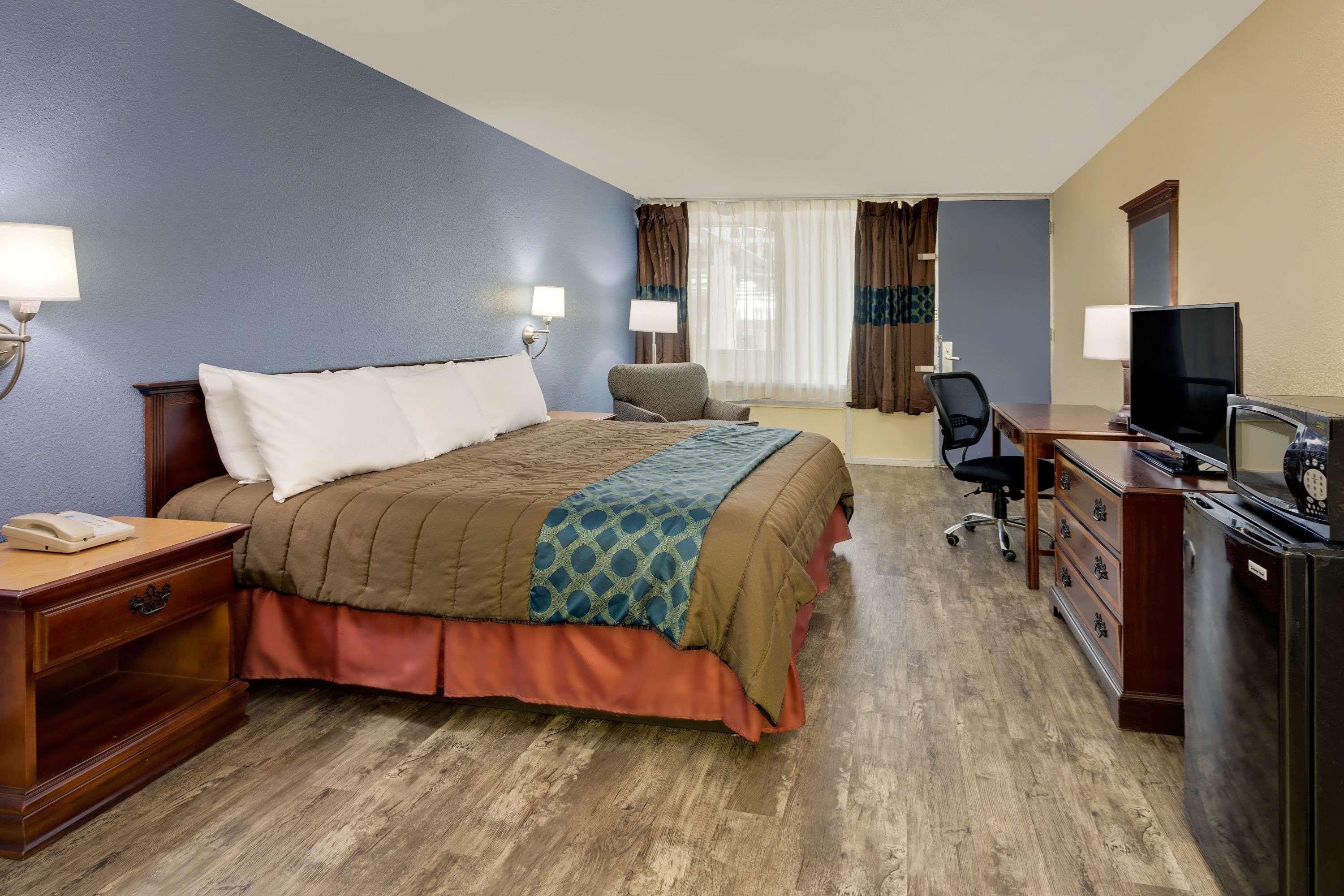 Days Inn By Wyndham Montgomery Near Aum 外观 照片