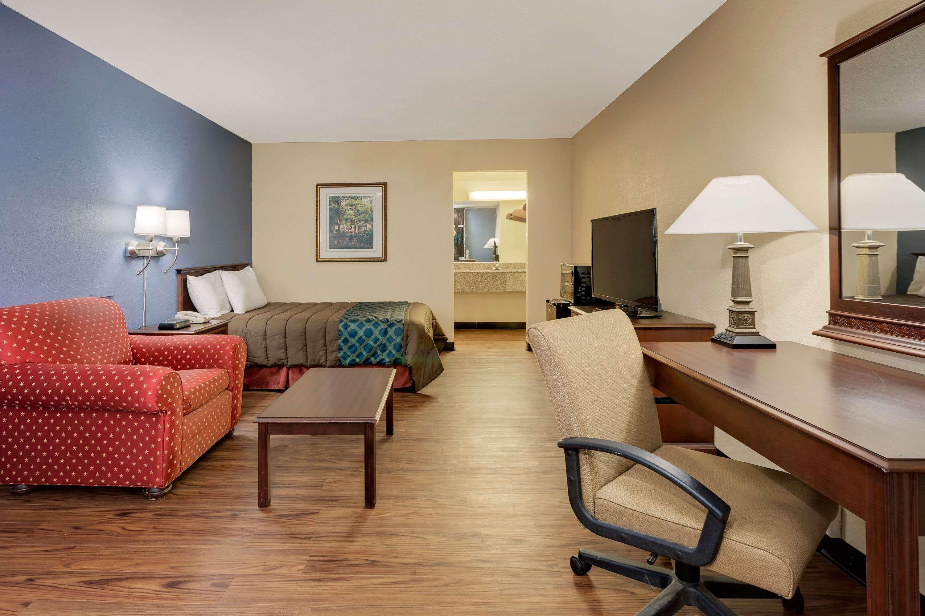 Days Inn By Wyndham Montgomery Near Aum 外观 照片