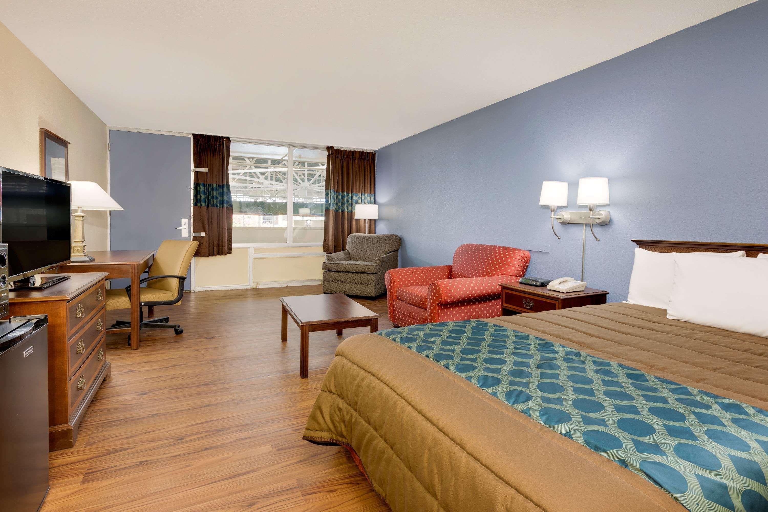 Days Inn By Wyndham Montgomery Near Aum 外观 照片