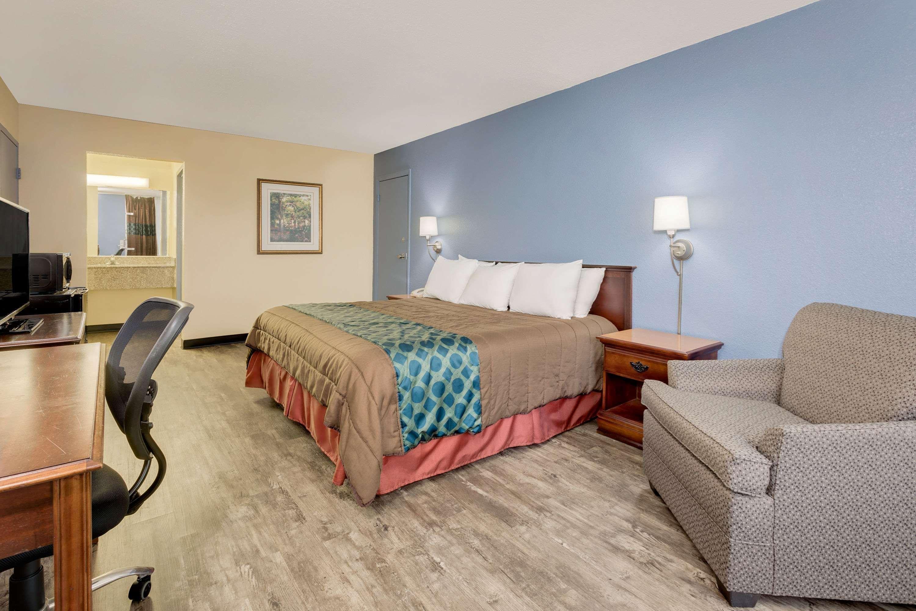 Days Inn By Wyndham Montgomery Near Aum 外观 照片