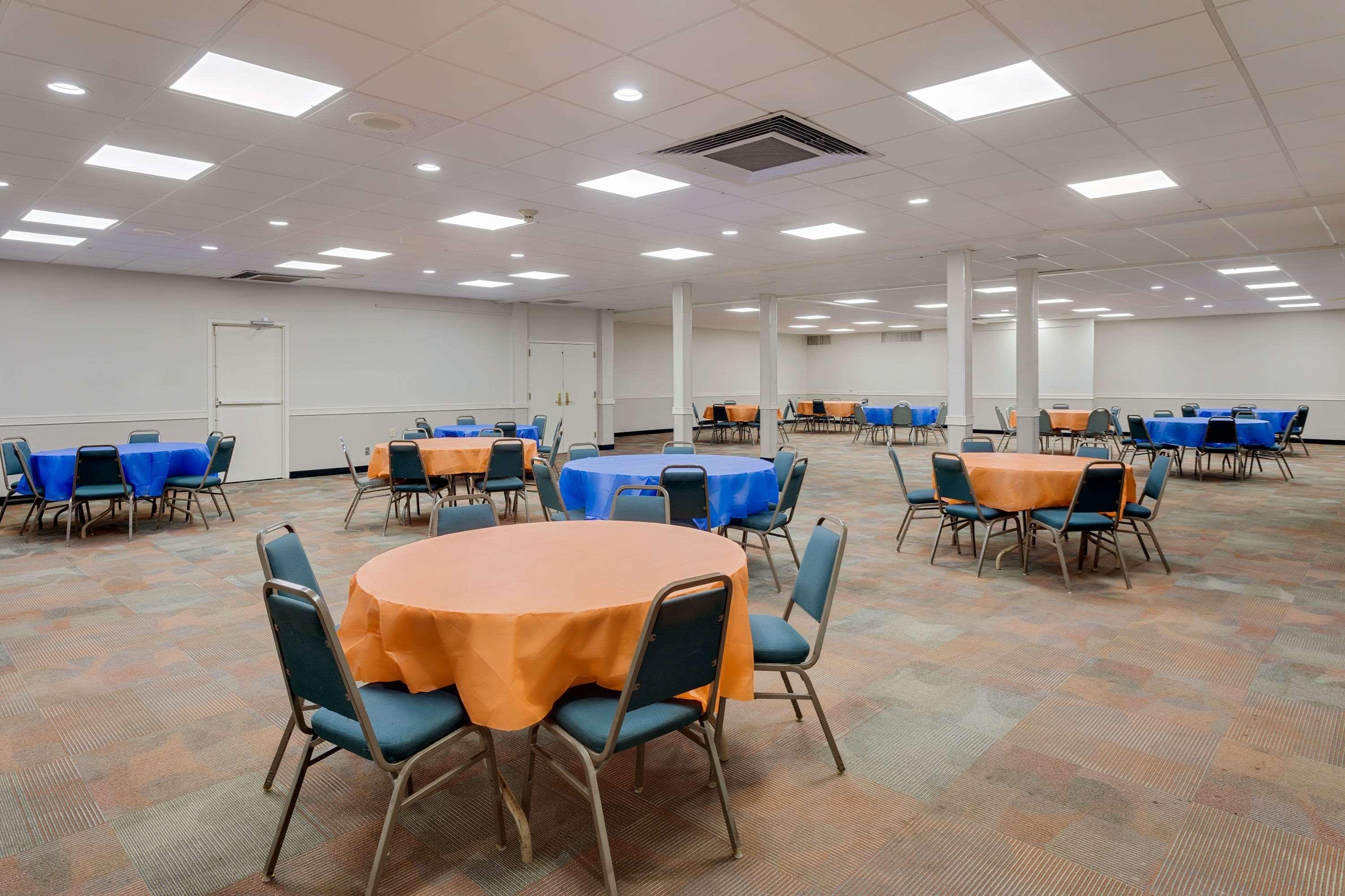 Days Inn By Wyndham Montgomery Near Aum 外观 照片