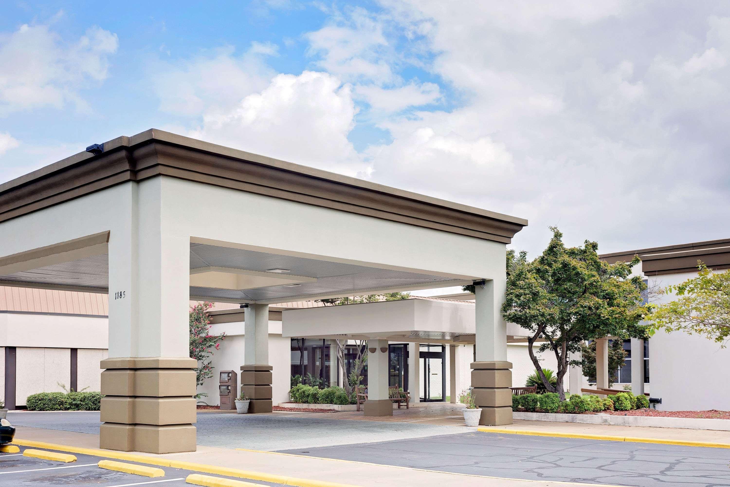 Days Inn By Wyndham Montgomery Near Aum 外观 照片