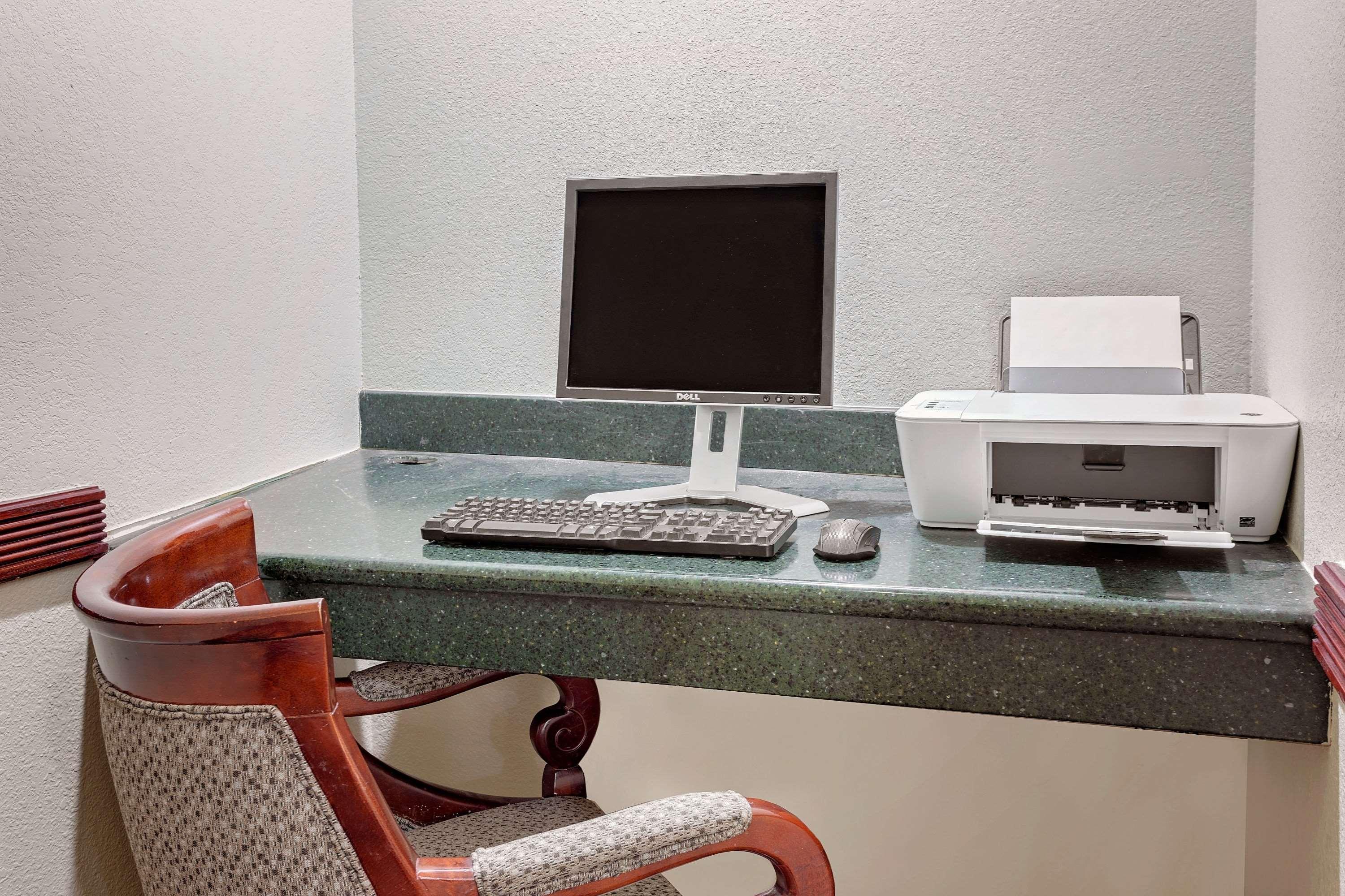 Days Inn By Wyndham Montgomery Near Aum 外观 照片