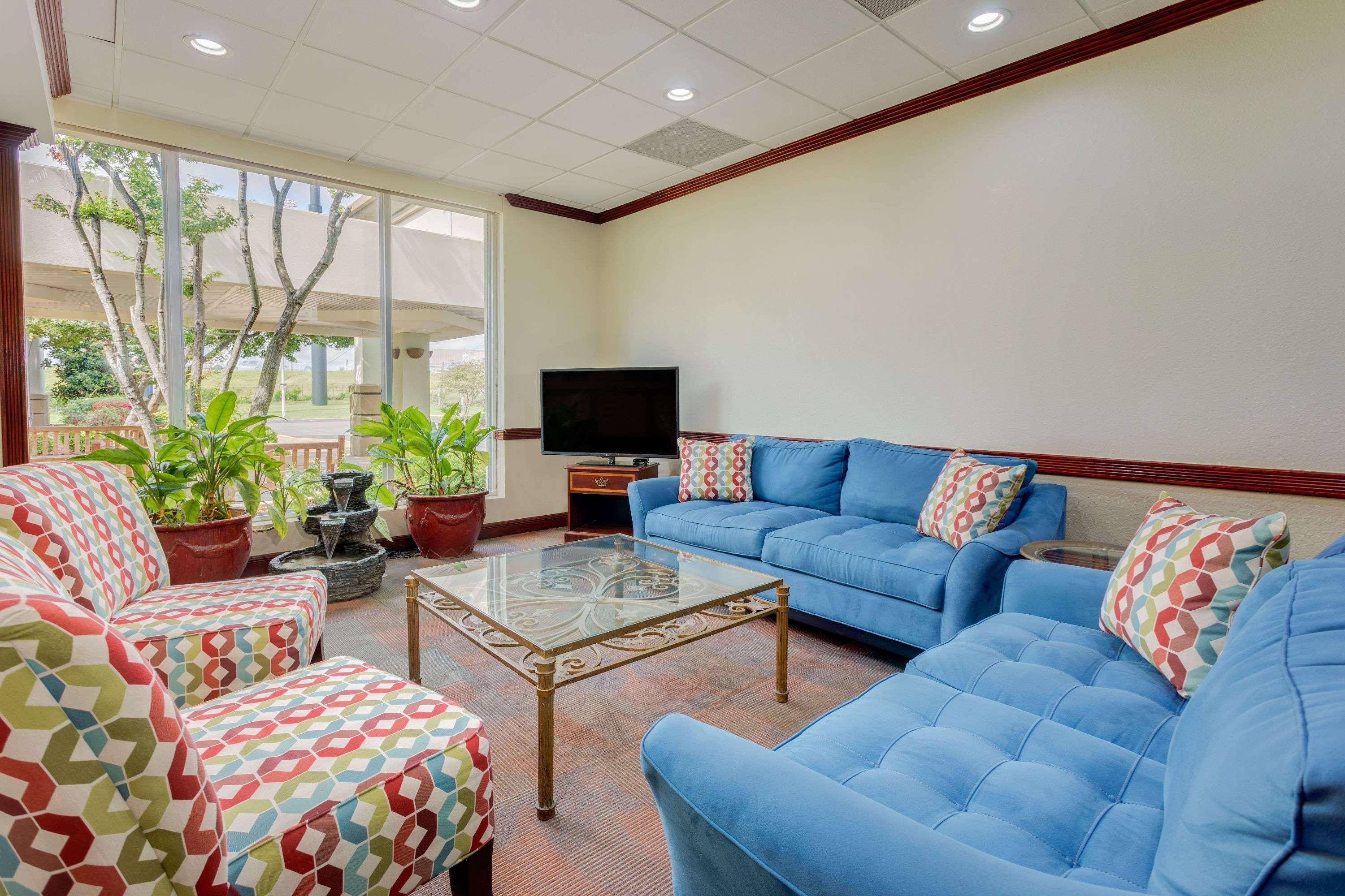 Days Inn By Wyndham Montgomery Near Aum 外观 照片