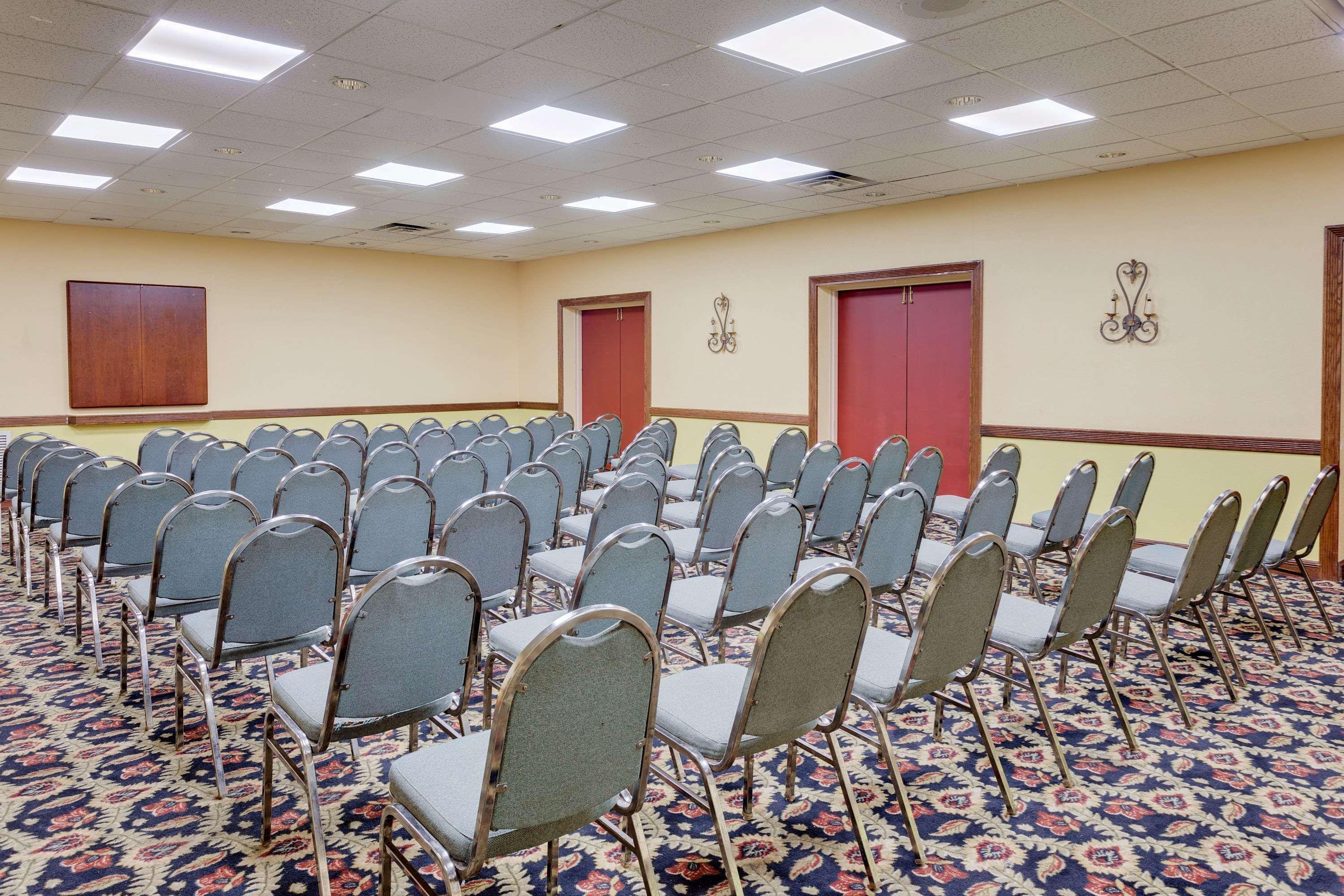 Days Inn By Wyndham Montgomery Near Aum 外观 照片