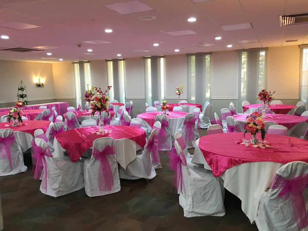 Days Inn By Wyndham Montgomery Near Aum 外观 照片
