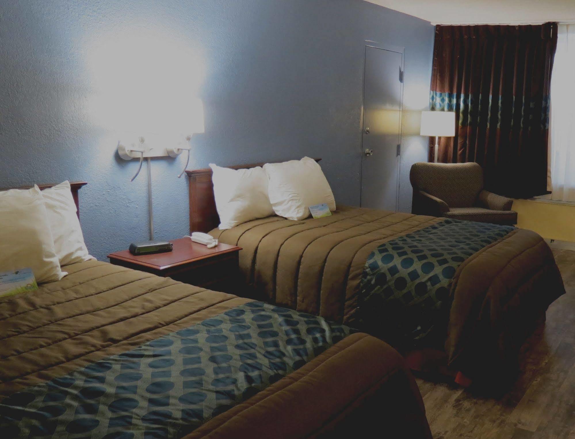 Days Inn By Wyndham Montgomery Near Aum 外观 照片