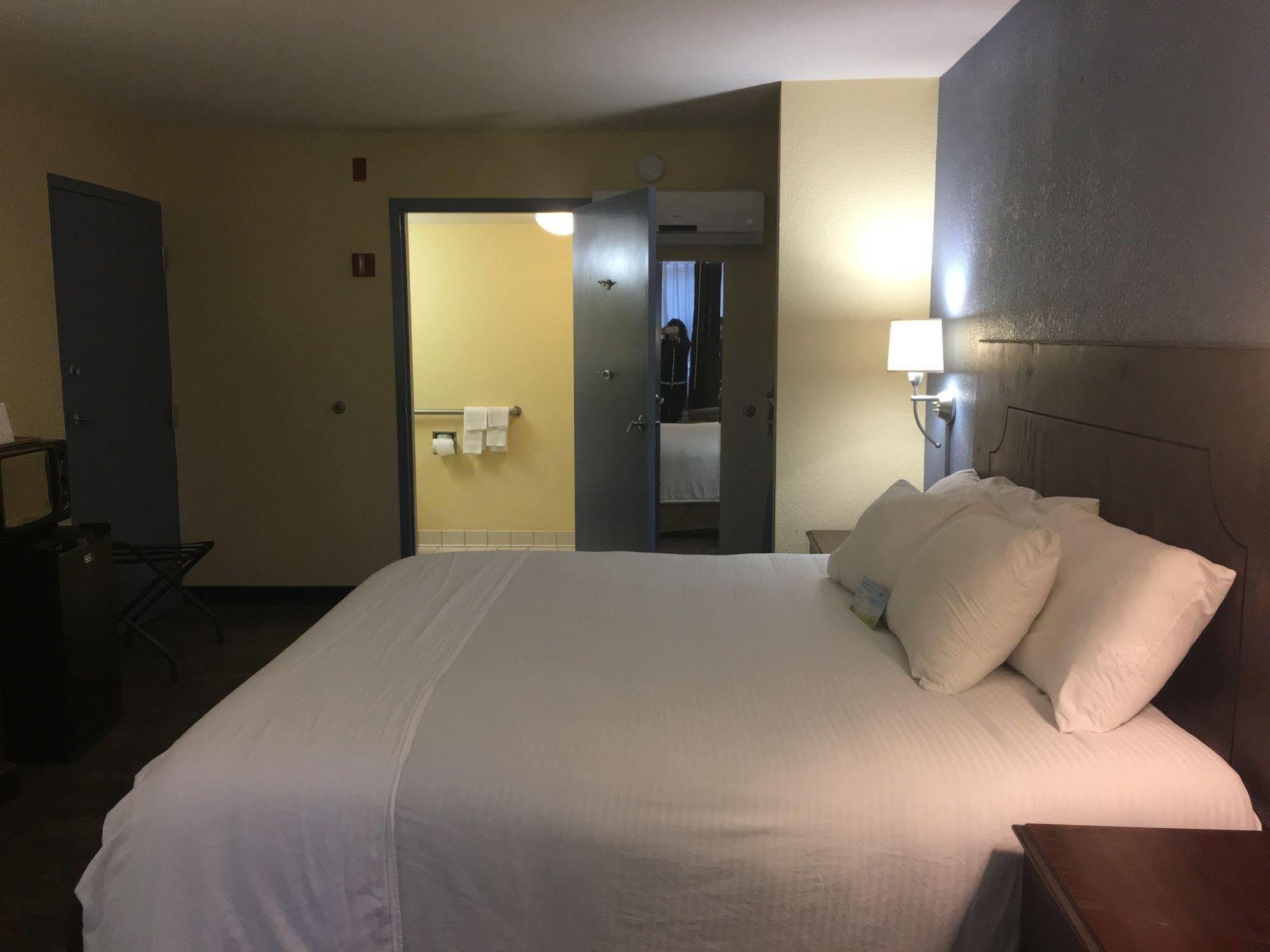 Days Inn By Wyndham Montgomery Near Aum 外观 照片