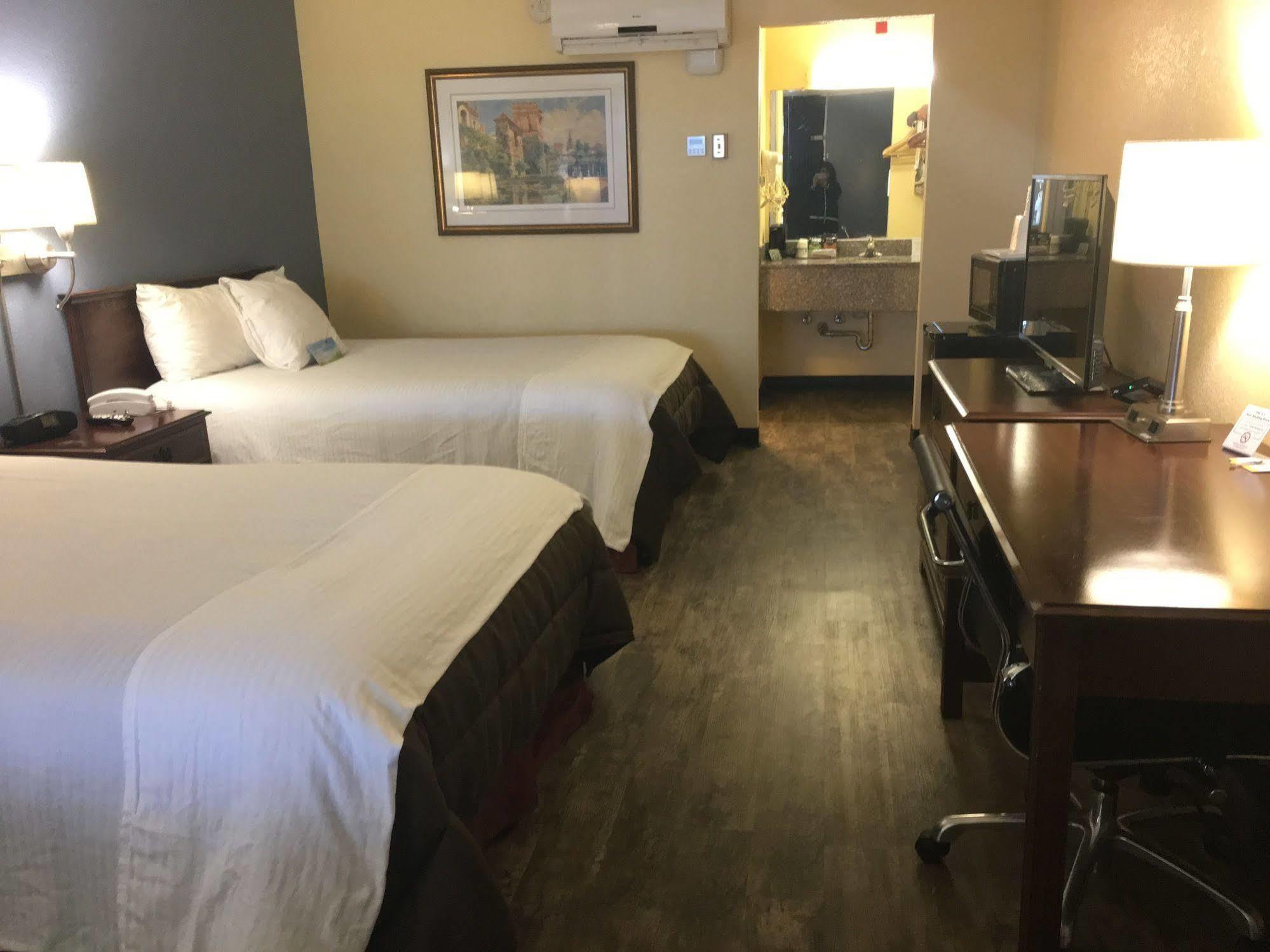 Days Inn By Wyndham Montgomery Near Aum 外观 照片
