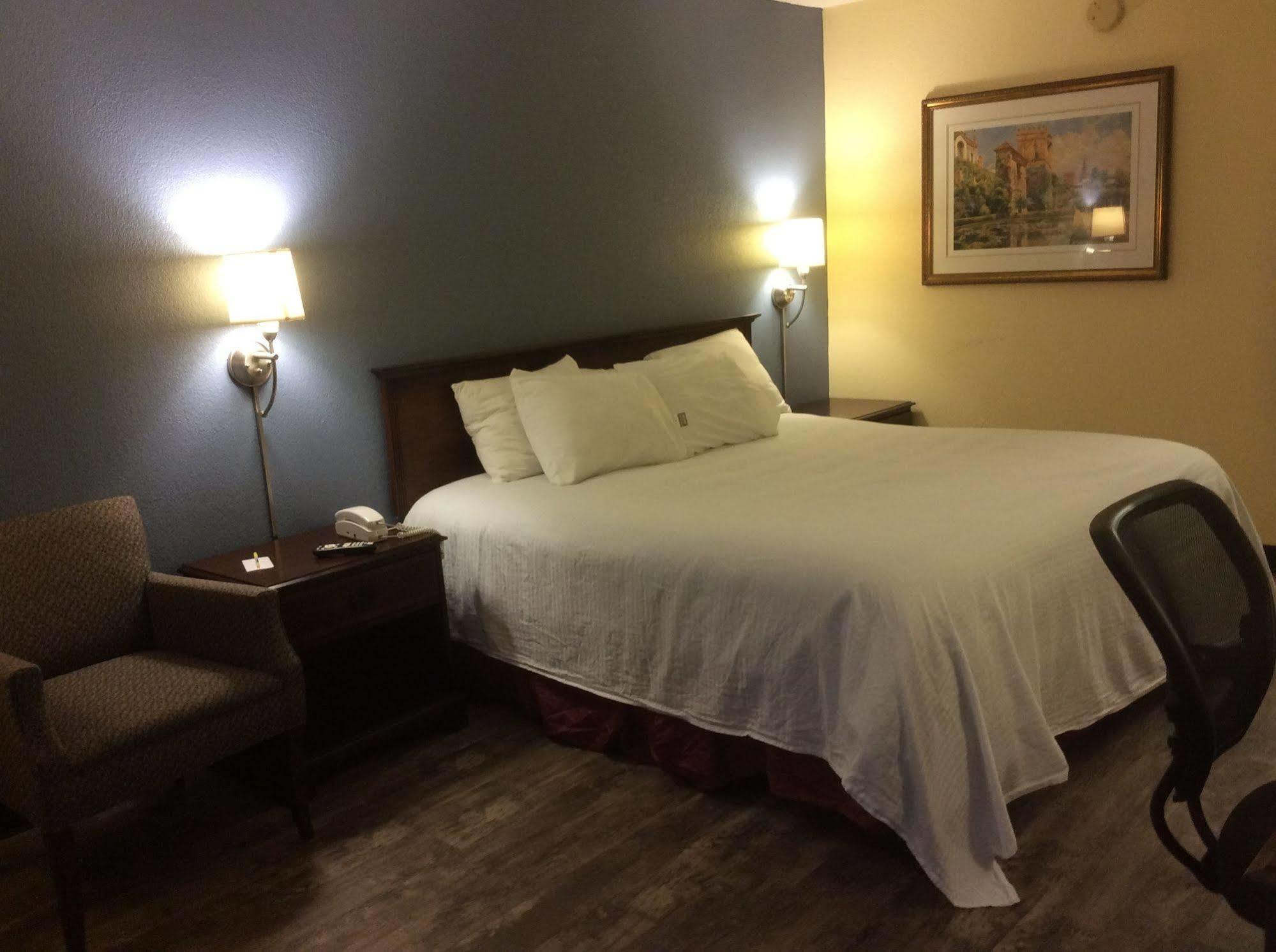 Days Inn By Wyndham Montgomery Near Aum 外观 照片
