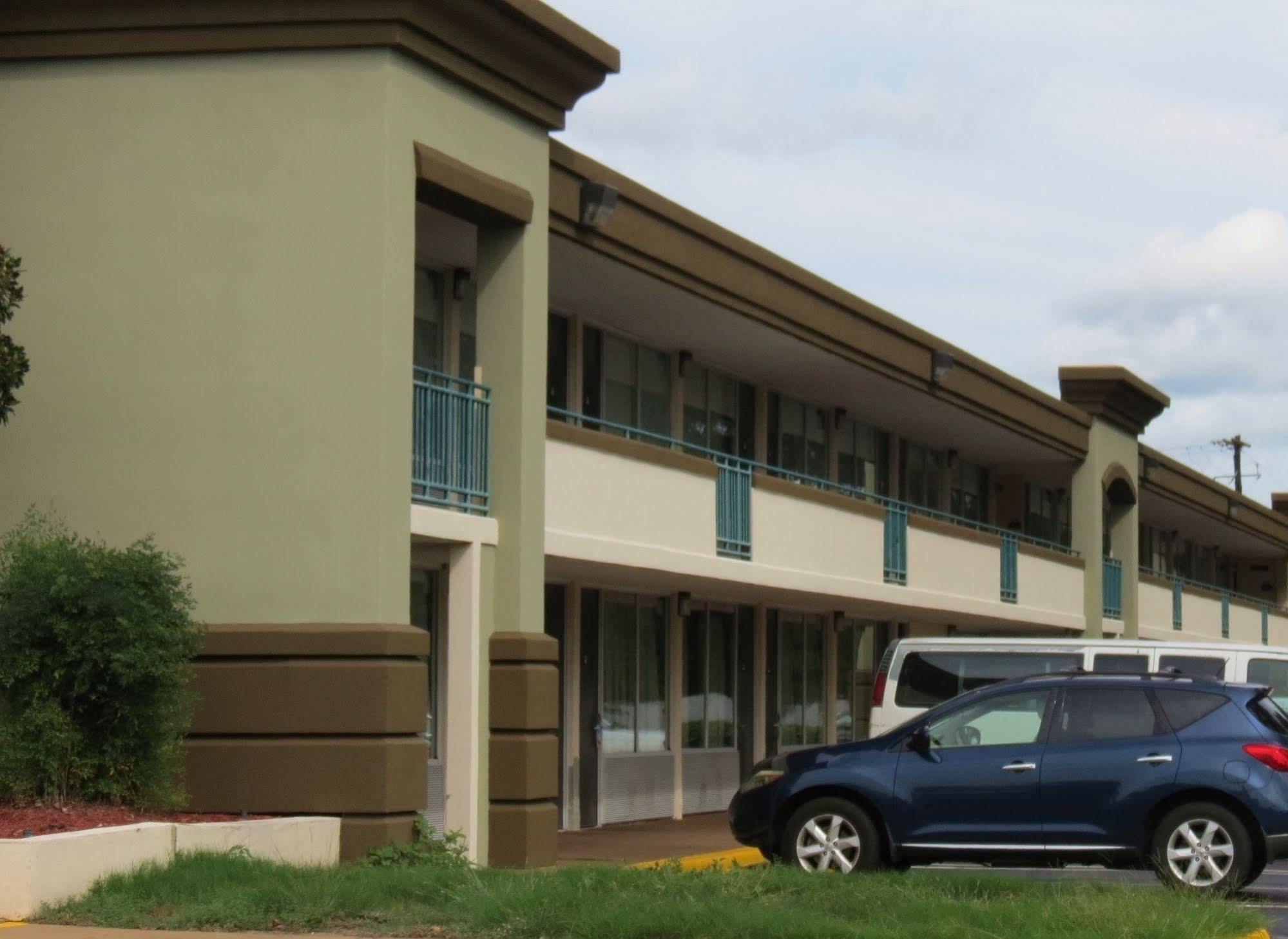 Days Inn By Wyndham Montgomery Near Aum 外观 照片