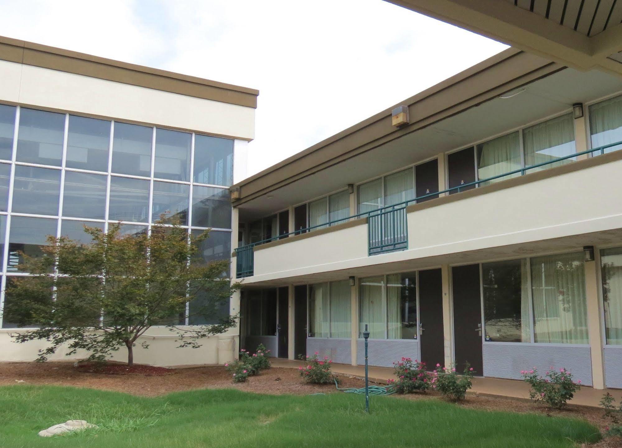 Days Inn By Wyndham Montgomery Near Aum 外观 照片
