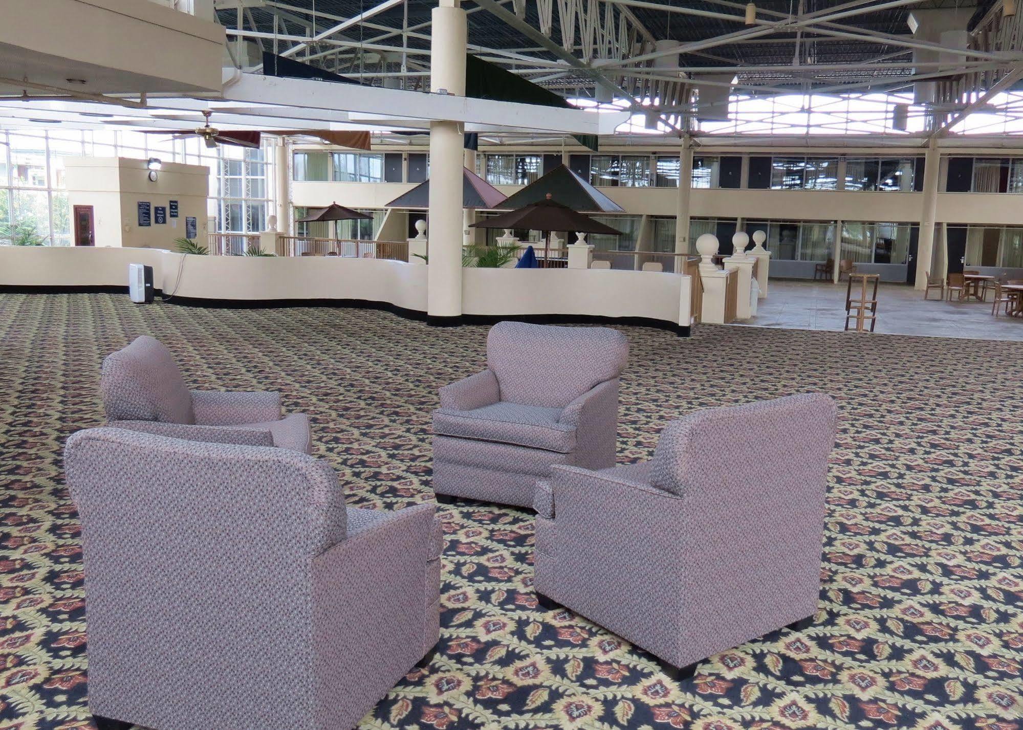 Days Inn By Wyndham Montgomery Near Aum 外观 照片