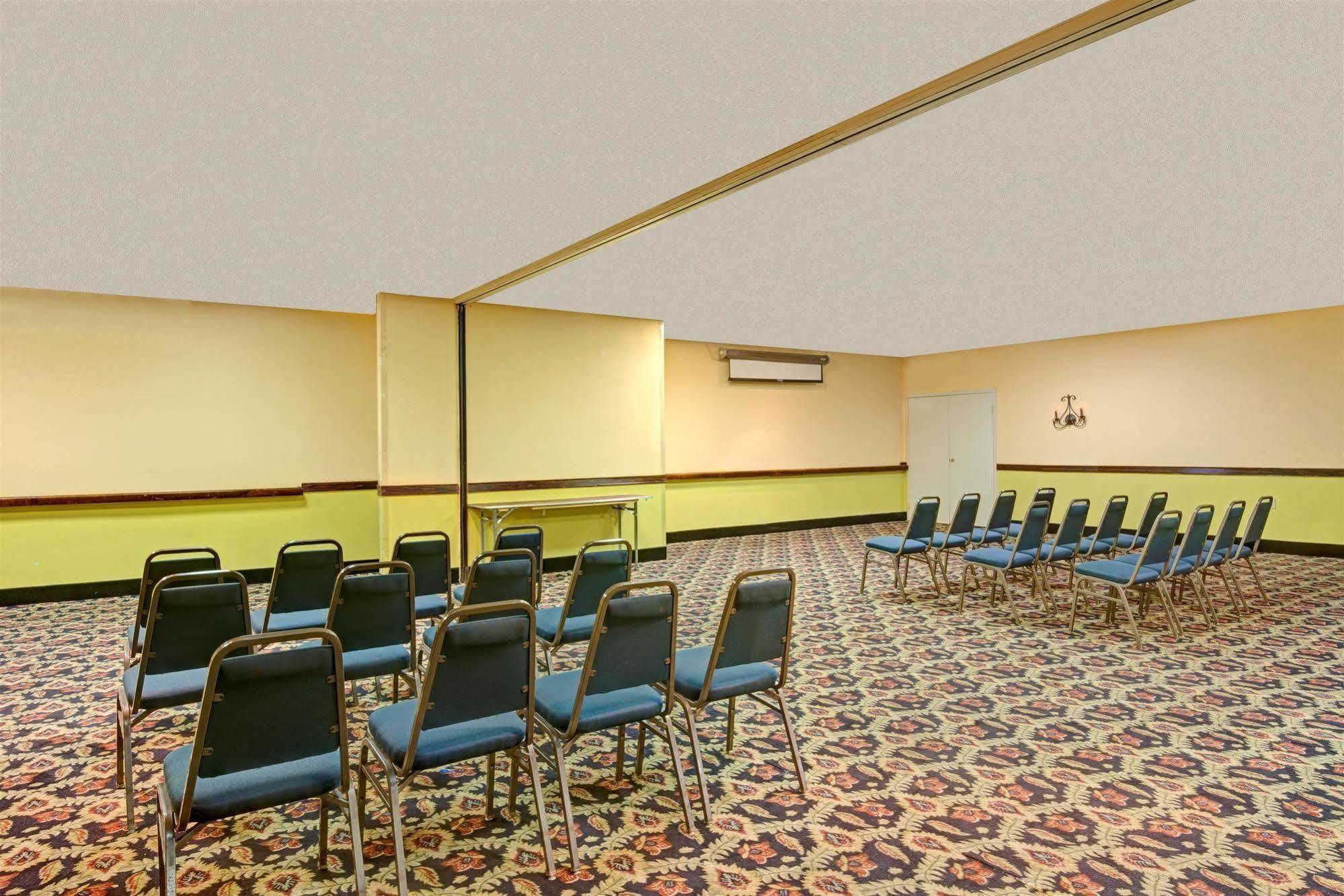Days Inn By Wyndham Montgomery Near Aum 外观 照片