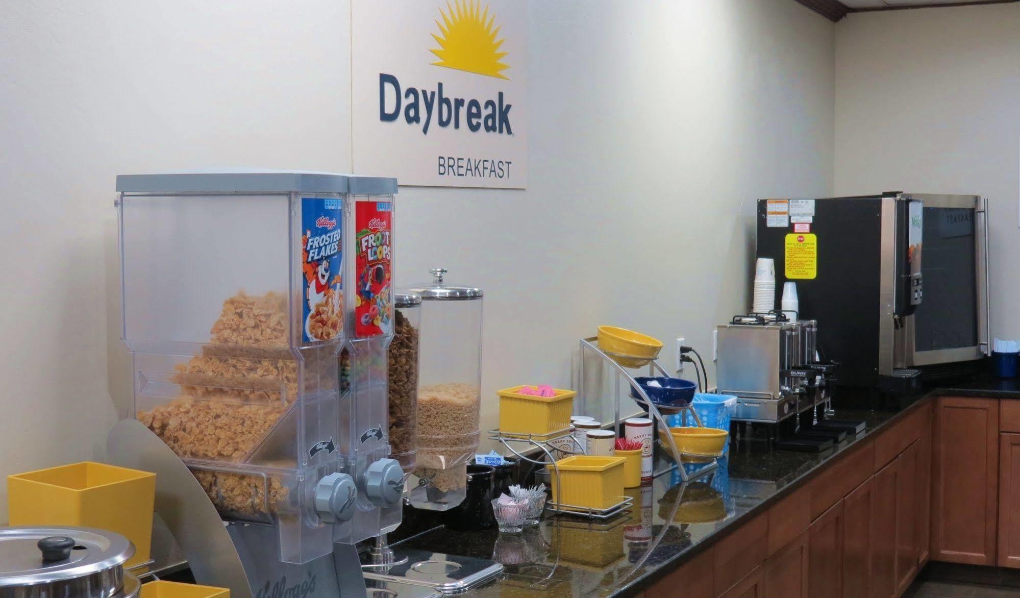 Days Inn By Wyndham Montgomery Near Aum 外观 照片