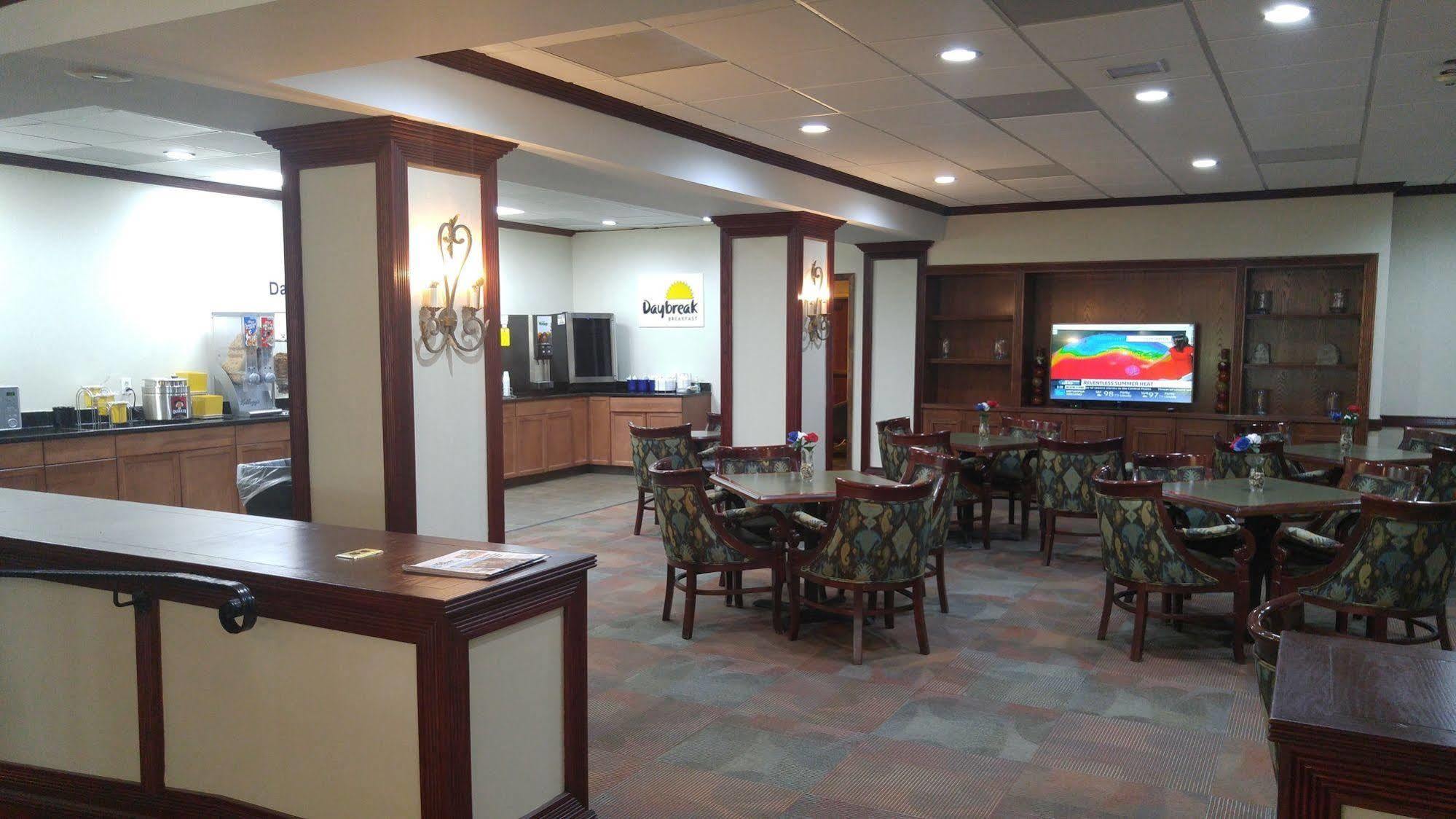 Days Inn By Wyndham Montgomery Near Aum 外观 照片