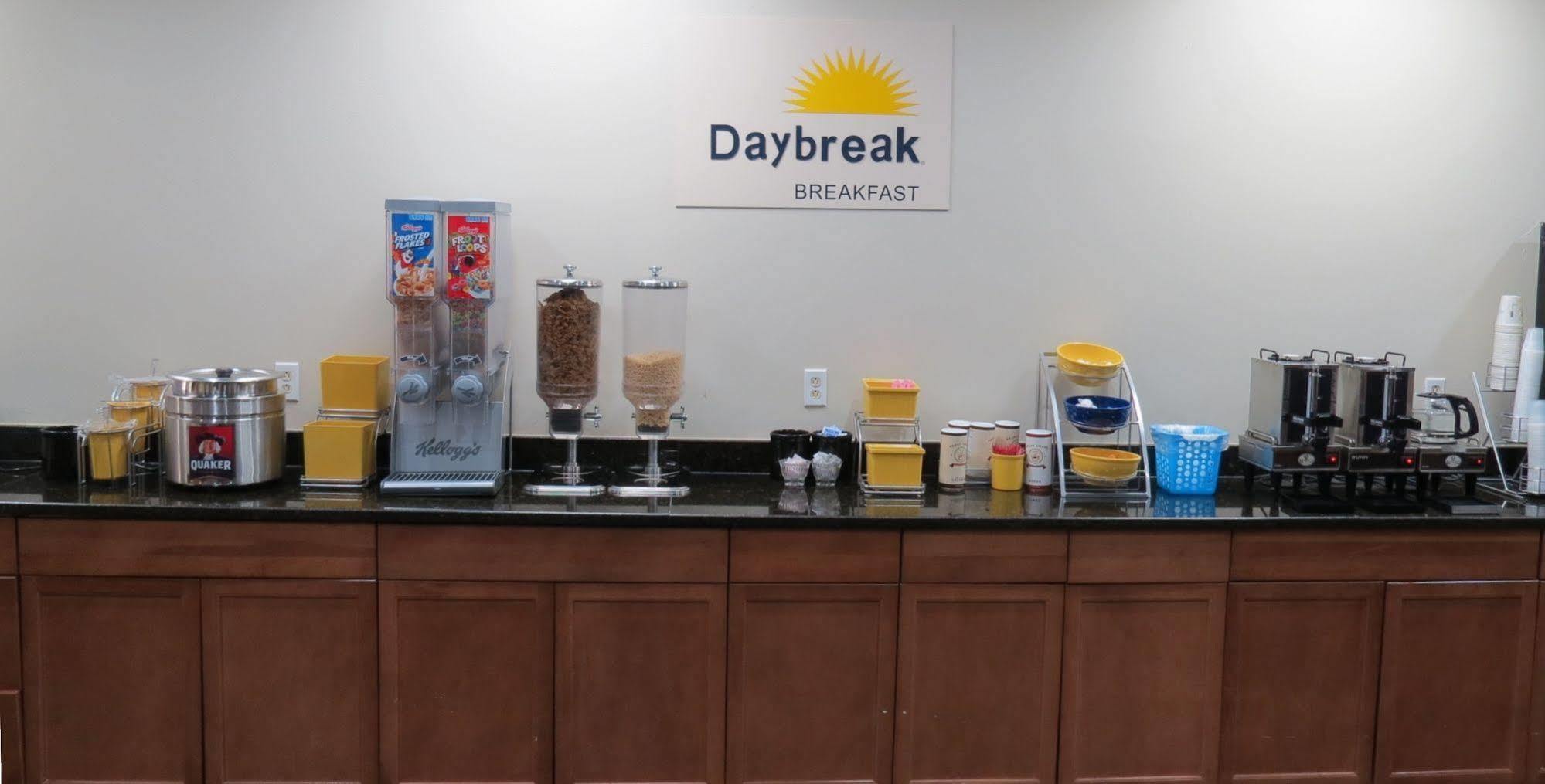 Days Inn By Wyndham Montgomery Near Aum 外观 照片
